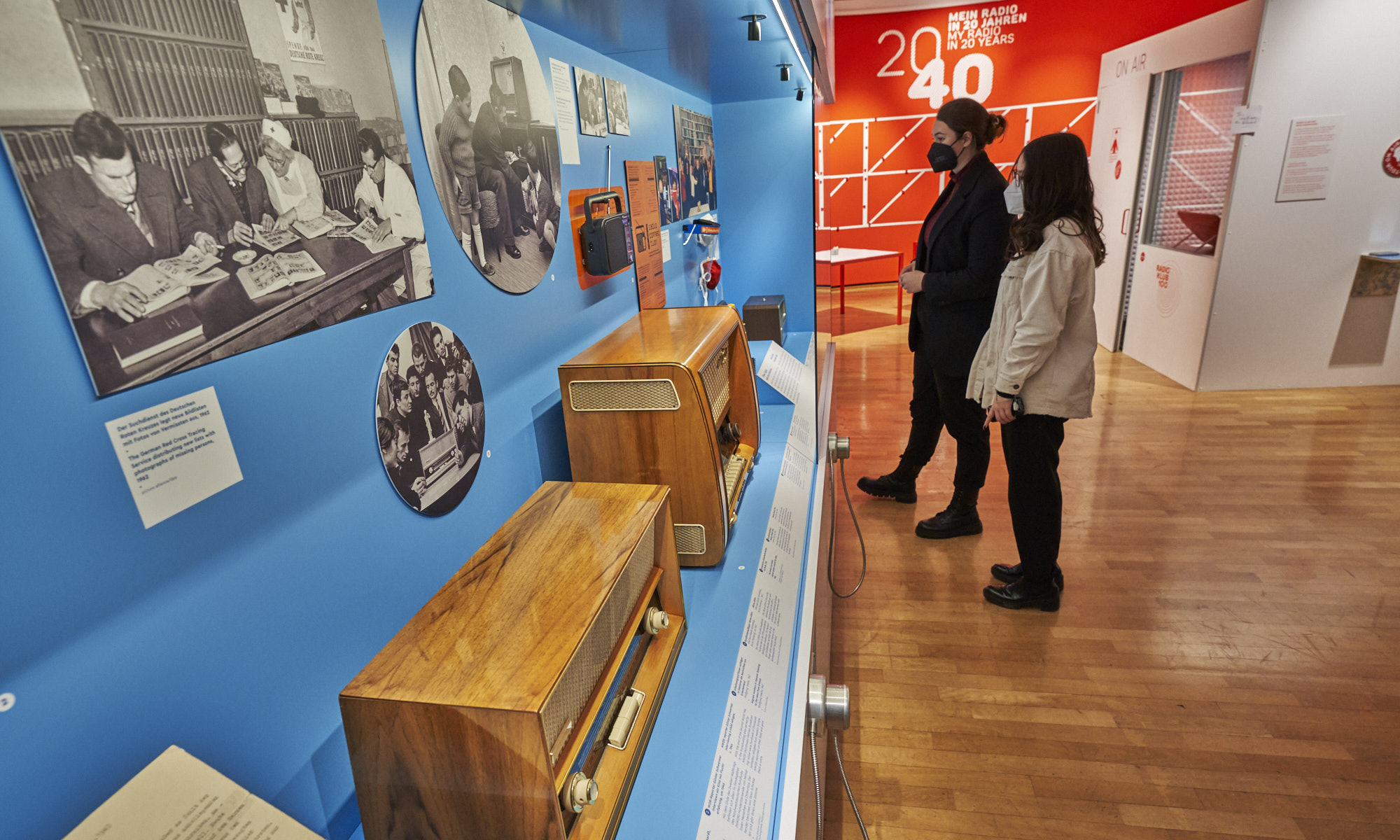 Zwei Besucherinnen blicken in eine Vitrine aus der Ausstellung ON AIR.100 Jahre Radio
