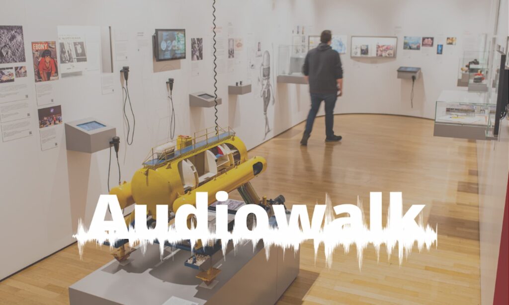Ausstellungsansicht mit der Beschriftung Audiowalk zu Back to Future.