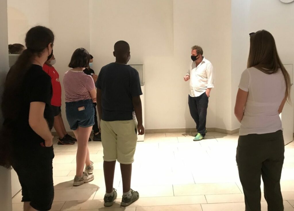 Eine Gruppe von Besucher:innen besucht eine Führung durch die Kunsträume