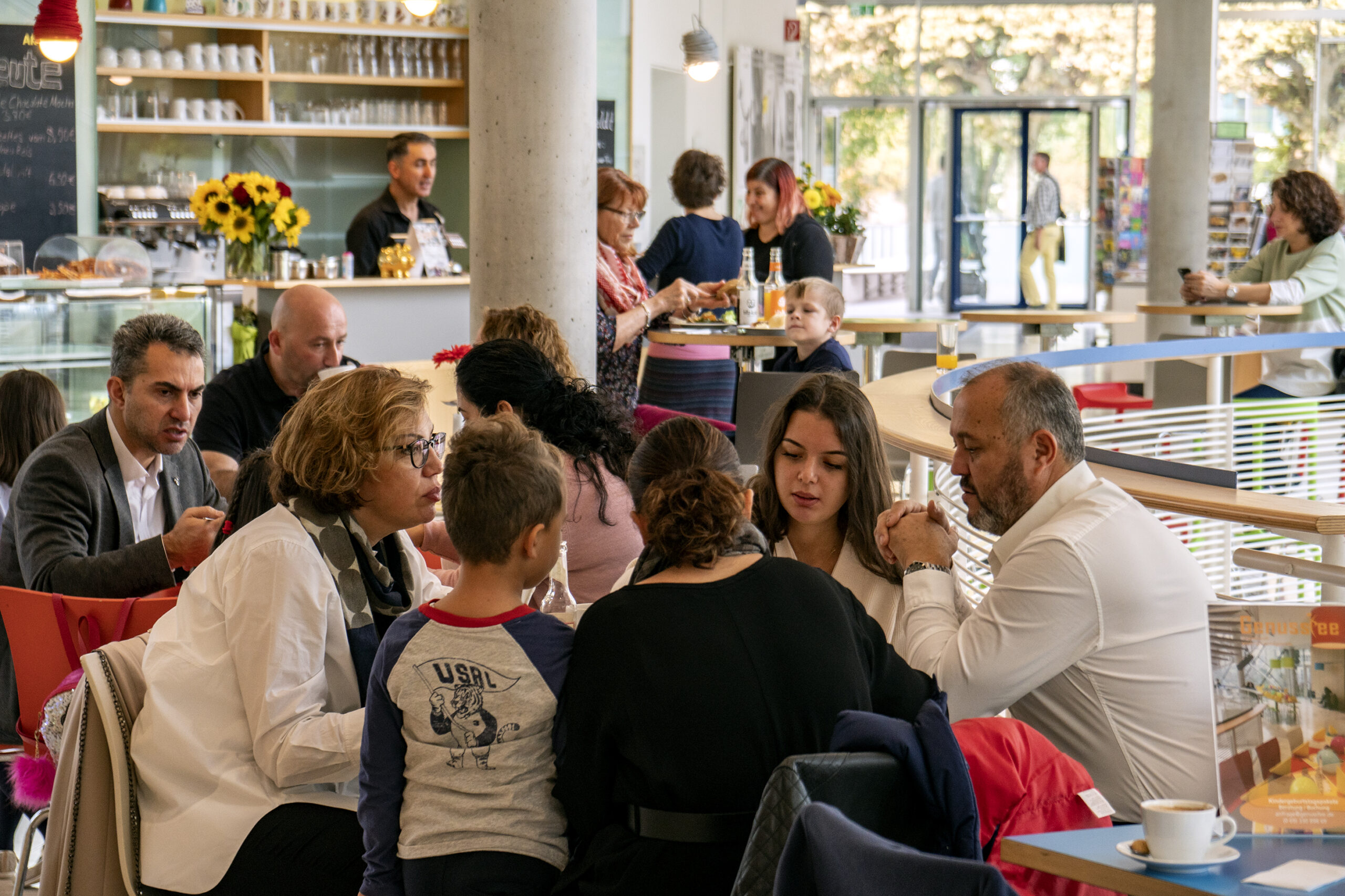 Viele Menschen sitzen im Museumscafe uns essen und unterhalten sich