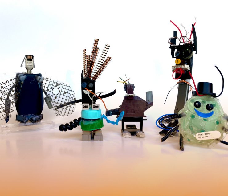 Eine Sammlung von Robotern aus Schrotteilen.