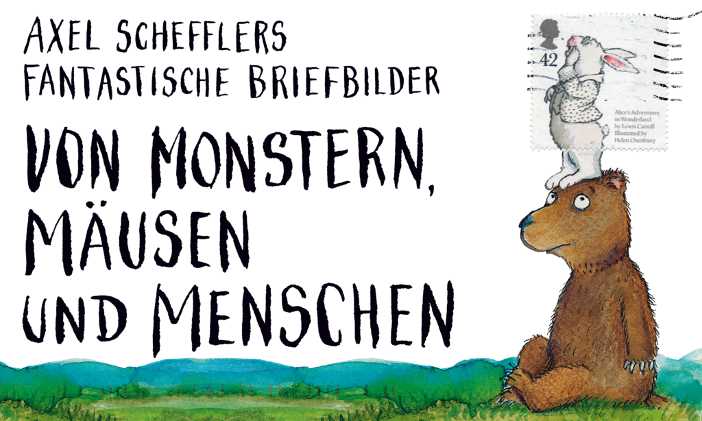 Ausstellungsbanner der Ausstellung Axel Schefflers Fantastische Briefbilder. Von Monstern, Mäusen und Menschen zeigt den Titel und einen gezeichnetten Hasen, der auf dem Kopf eines Bären sitzt.
