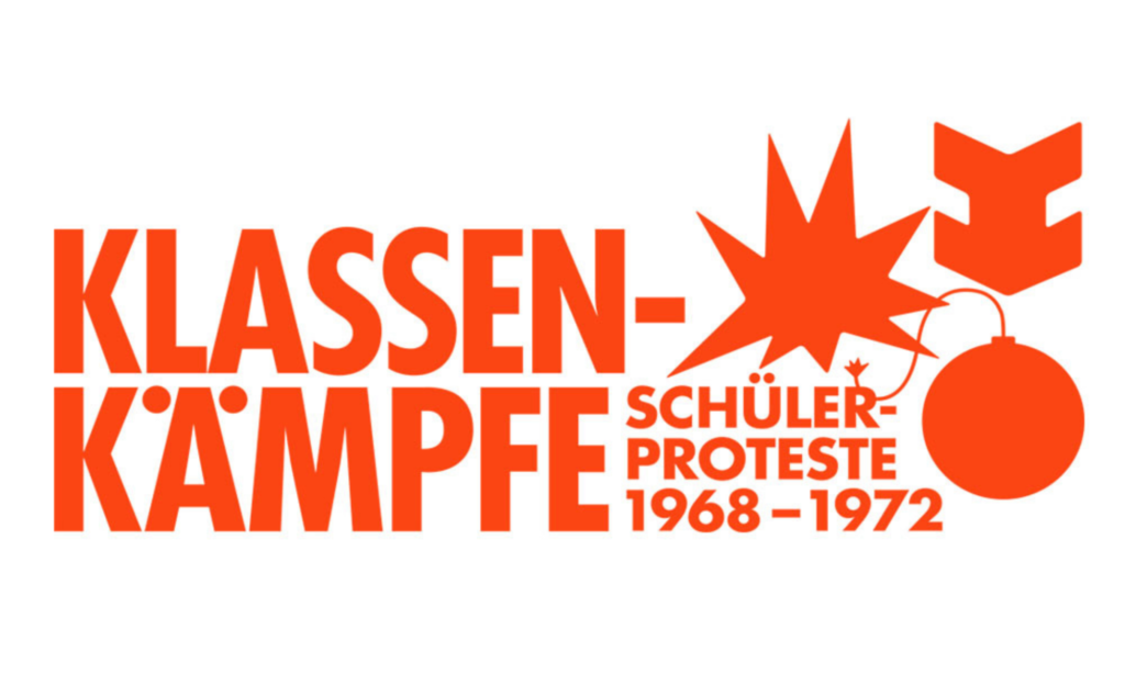 Ausstellungsbanner zu Klassen-Kämpfe. Schülerproteste 1968-1972. Der Titel steht in orange vor weißem Hintergrund