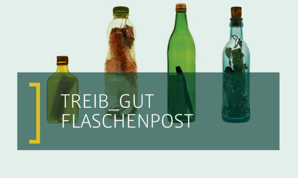 Ausstellungsbild zu Treib_gut Flaschenpost. Vier Flaschen mit unterschiedlichen Inhalten hinter einem semi transparanten Balken 