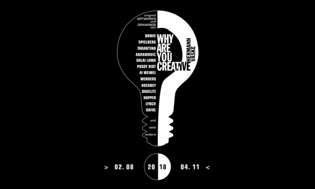 Ausstellungsbild zu why are you creative? Mittig in schwarz und weiß unterteilte Glühbirne auf schwarzem Hintergrund.