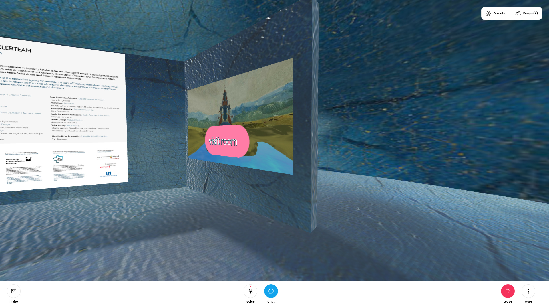 Virtuelle Ausstellungsansicht. Im blauen Raum ist das Impressum an der Wand gelistet und an der Wand daneben ein Bild des Turmes im Garten der Lüste mit der Beschriftung "visit room"