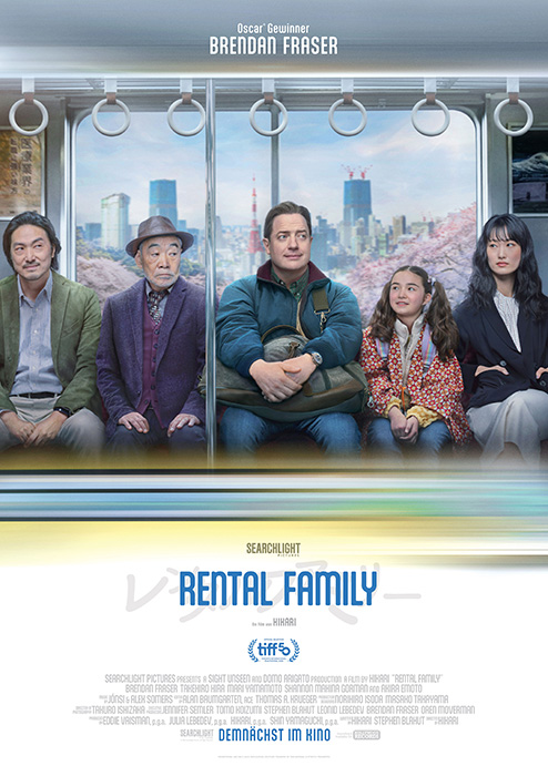 Filmplakat für den Film Rental Family. Fünf Personen sitzen nebeneinander in einer U-Bahn, darunter ein Mann mit Hut, ein Mann mit Rucksack, ein Mädchen mit gemustertem Pullover und eine Frau mit langen Haaren.