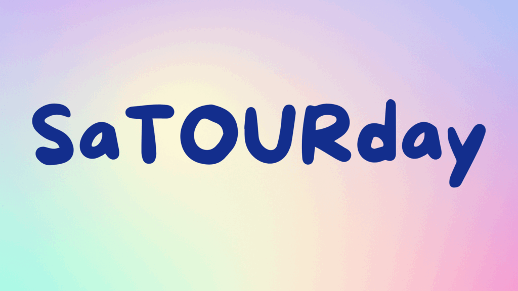 Auf buntem Hintergrund steht in blauer Schrift das Wort SaTOURday