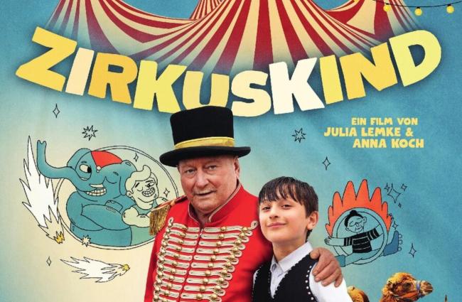 Zirkusdirektor in rotem Frack und schwarzem Zylinder mit Junge in weißem Hemd und schwarzer Weste vor blauem Hintergrund mit gezeichnetem Elefanten, Clown und Löwe und gelbem Schriftzug 'ZIRKUSKIND'